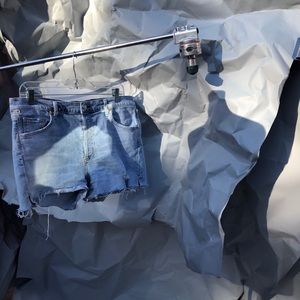 MARLOW HIGH-RISE LIGHT DENIM SHORTS